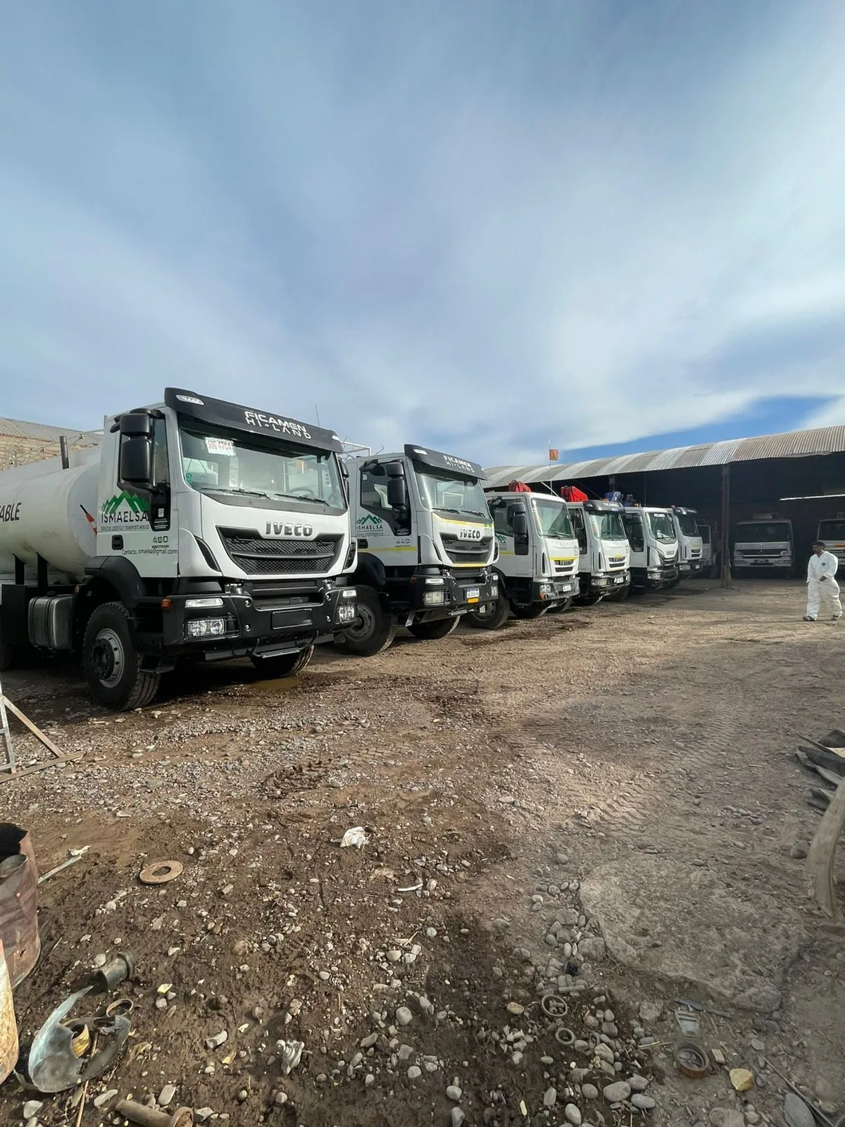 Flota propia de ISMAEL S.A. — camiones aguateros, hidrogrúas y chasis en formación en la base operativa de San Juan.