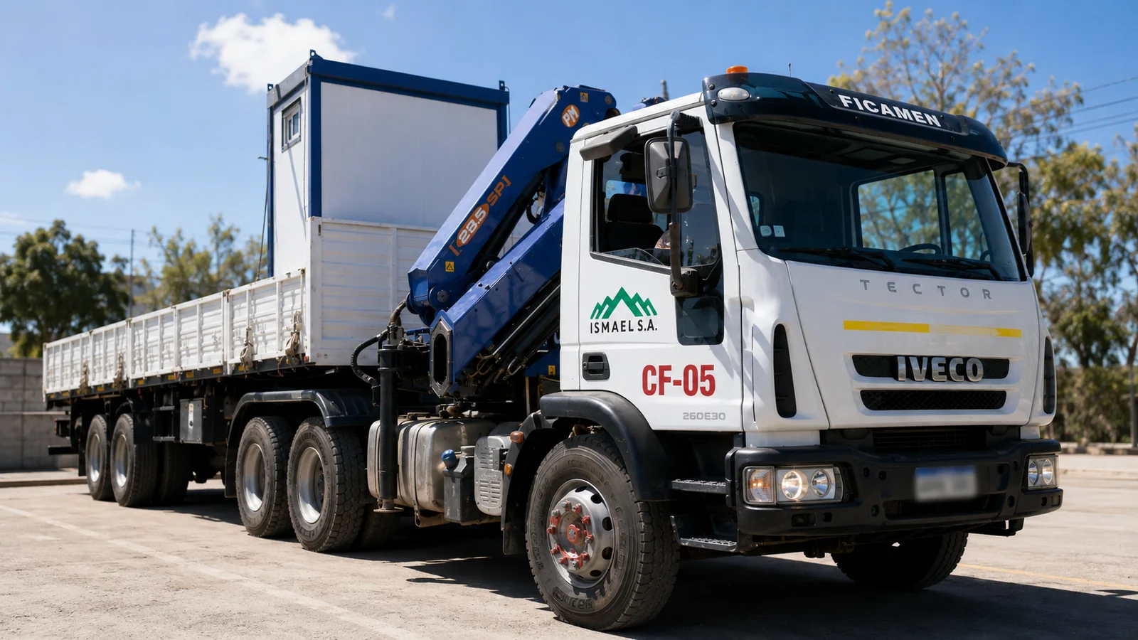 Camión IVECO con hidrogrúa de ISMAEL S.A. trasladando un módulo de campamento sobre semirremolque en San Juan