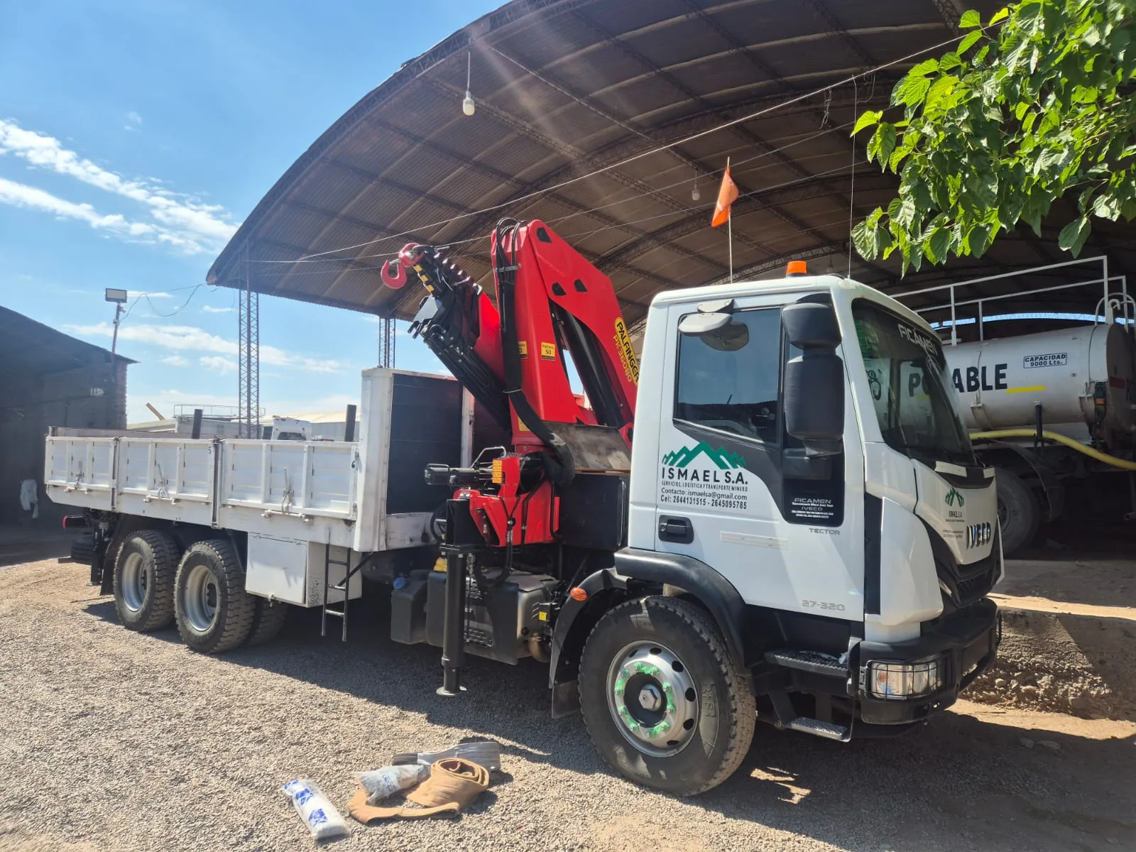 Camión IVECO con hidrogrúa Palfinger 36080 de ISMAEL S.A. en su base operativa de San Juan