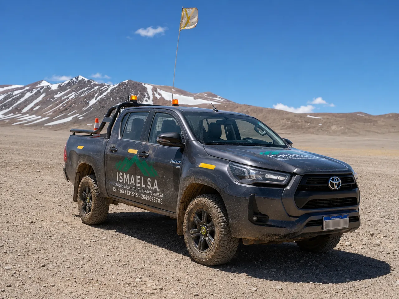 Camioneta Toyota Hilux 4×4 de ISMAEL S.A. en un frente minero de la cordillera de San Juan
