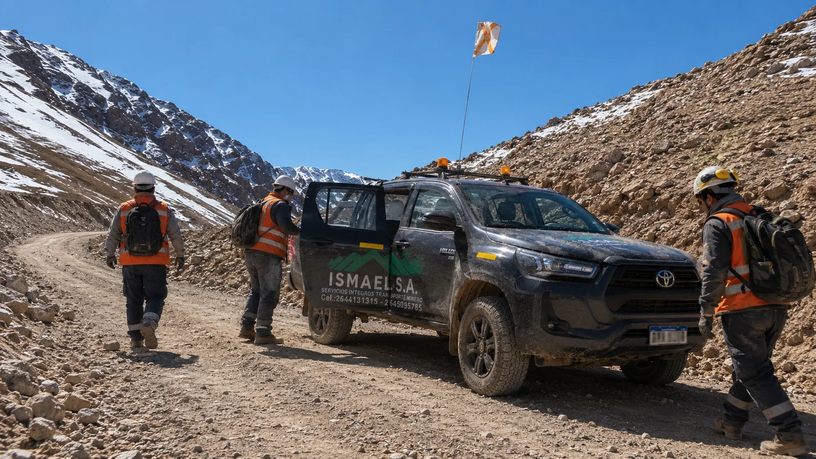 Operarios de ISMAEL S.A. bajando de una camioneta Hilux 4x4 en un camino de montaña de San Juan
