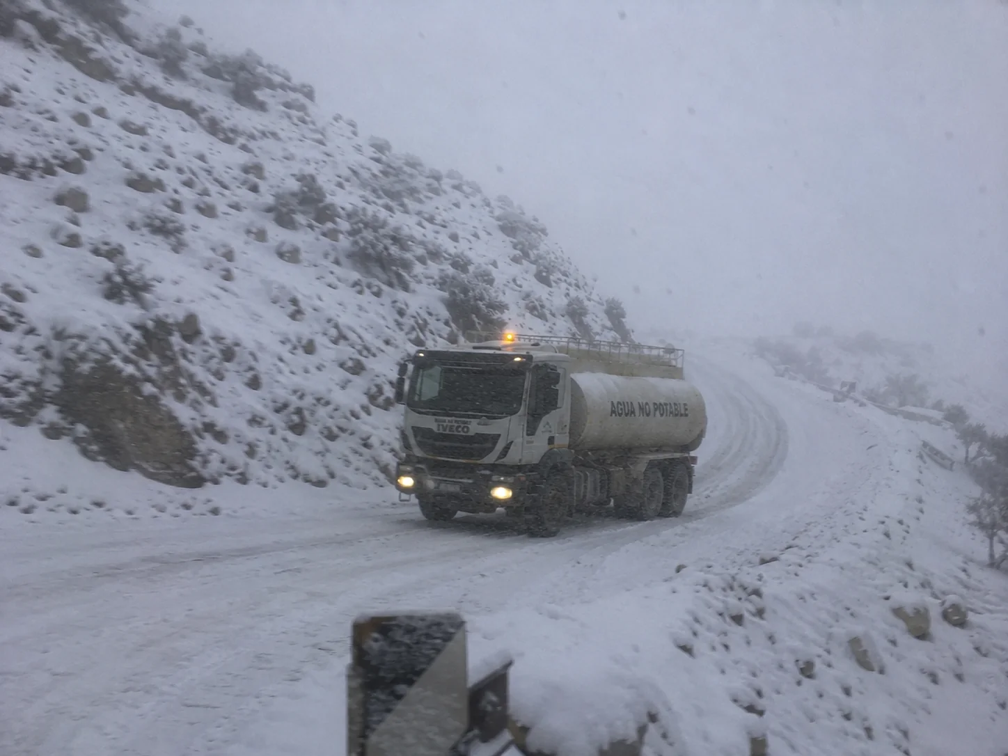 Aguatero de ISMAEL S.A. operando durante una nevada en la alta montaña de San Juan