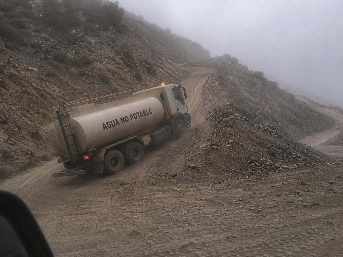 Aguatero de ISMAEL S.A. en una curva de montaña con niebla en San Juan